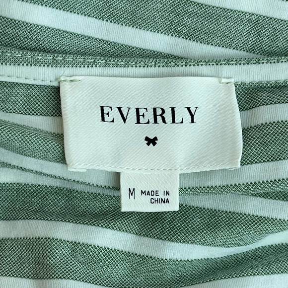 Everly Women’s Size M Short Sleeve V Neck Striped Button Up Blouse Green White - Picture 5 of 5